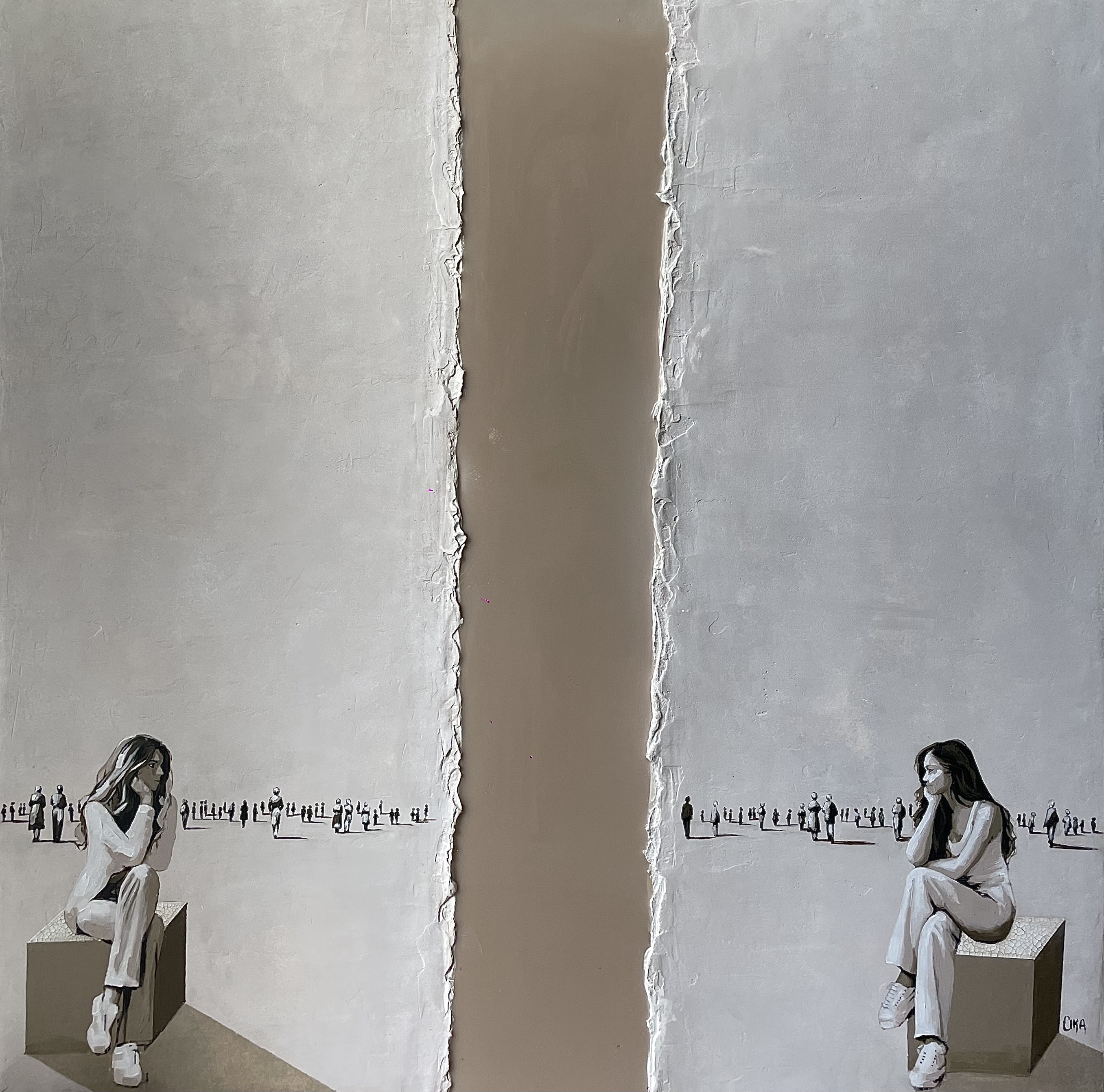 AMISTAD 80x80 Tecnica mixta sobre lienzo 2025 • Hay amistades que no se explican con hechos, sino con silencios compartidos. Dos mujeres se encuentran y, sin saber cómo, comienzan a habitarse. No es posesión ni reflejo, es reconocimiento. Como si cada una viera en la otra una verdad que siempre había intuido, pero nunca nombrado. Su amistad no se sostiene en la constancia de los días felices, sino en la lealtad de las grietas. Han aprendido que amar también es quedarse cuando la otra duda, cuando se rompe, cuando ya no sabe quién es. En ese quedarse hay una ética profunda, la de no exigir versiones completas, la de abrazar los procesos, incluso los más oscuros. Entre ellas, la palabra “yo” pierde rigidez y se vuelve puente. Se escuchan con una atención que roza lo sagrado, porque saben que escuchar de verdad es una forma de cuidar el mundo. Se corrigen sin herirse, se celebran sin competir, se sostienen sin anularse. Son dos individualidades que no se diluyen, pero que han aprendido a caminar juntas sin estorbarse el alma. El tiempo, lejos de desgastarlas, las ha vuelto más precisas. Ya no necesitan explicarse todo, basta una mirada, un gesto mínimo, para entender dónde duele o dónde florece la otra. En esa complicidad silenciosa hay una sabiduría serena, la certeza de que no todas las presencias son pasajeras. Y así, sin promesas grandilocuentes ni juramentos eternos, su amistad se vuelve un lugar. Un sitio al que siempre se puede volver. Un espacio donde ser es suficiente, donde existir junto a la otra no pesa, sino que aligera. Porque algunas amistades no acompañan el camino: son el camino.